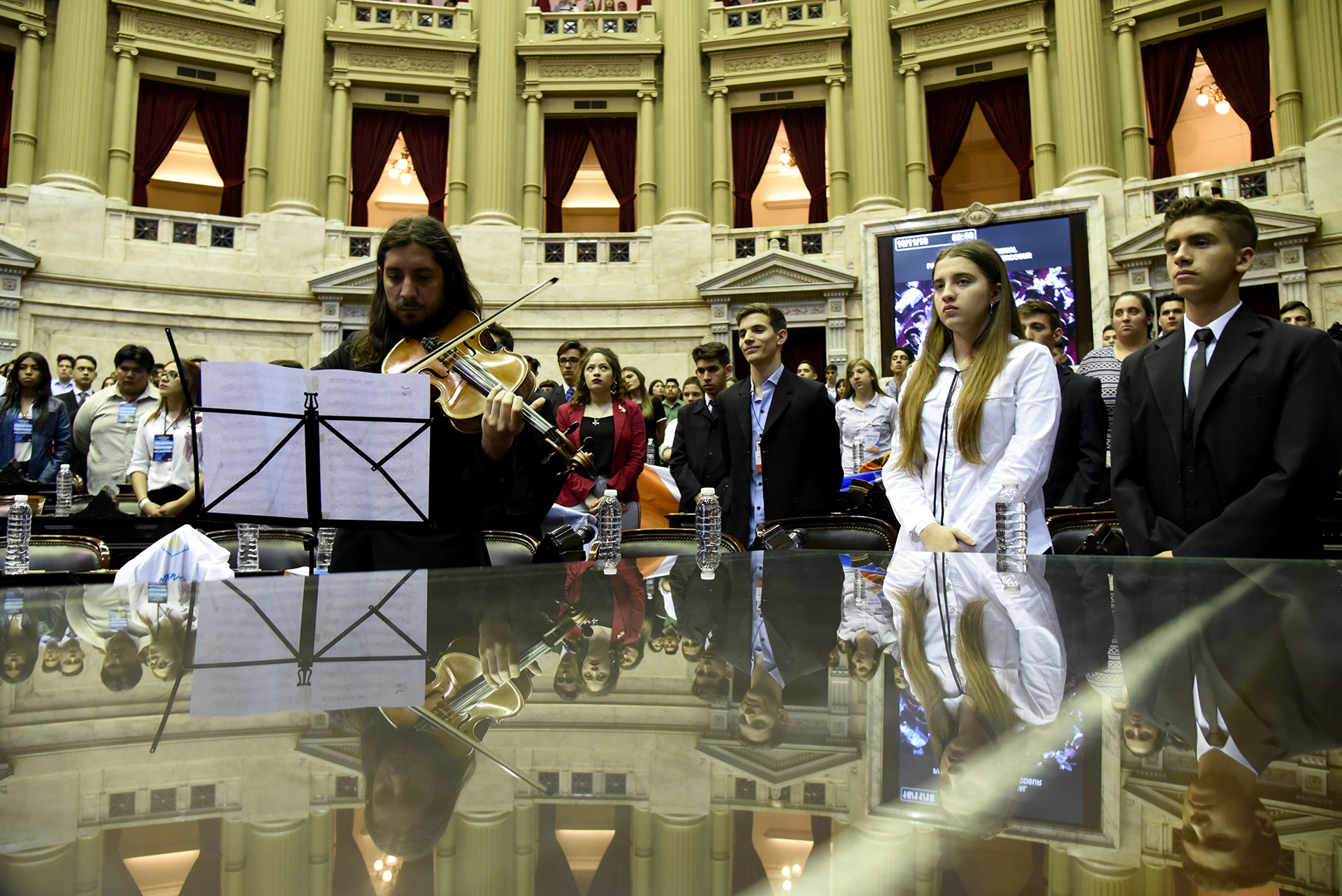 Galeria de imagenes de la noticia ESTUDIANTES SECUNDARIOS DE TODO EL PAÍS SESIONARON EN EL CONGRESO DE LA NACIÓN